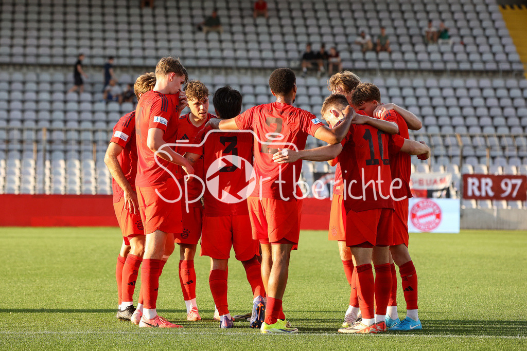 FC Bayern Amateure - SpVgg Bayreuth | Jubel nach dem Treffer zum 3-1 fuer die Bayern Amateure duch Emirhan DEMIRCAN (FCB #11) / Freude / Tor / Torschuetze