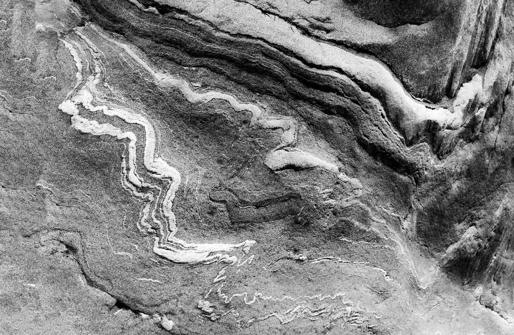 Steinwort_Verzasca_Maserung_8335sw | Steinwort, gefunden im Valle Verzasca, Tessin, Schweiz
Steinmaserung im Flußtal bei Lavertezzo.
analoge schwarz-weiss Fotografie. Fotografiert mit Hasselblad, gescannt, gedruckt auf Hahnemühle Photo Rag Velvet.