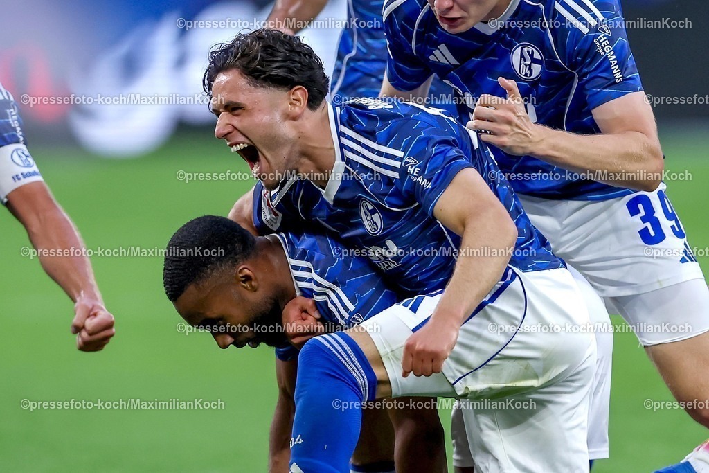 S0401082501035 | 01.08.2025, Fußball, FC Schalke 04 - Hertha BSC, 1.Spieltag, 2. Fußball Bundesliga, Veltins-Arena Gelsenkirchen, Saison 2025 2026: Torjubel nach dem Tor zum 1:0  durch Torschütze Moussa Sylla (Schalke04 #09)  zusammen mit  Timo Becker (Schalke04 #05) Soufiane El-Faouzi (Schalke04 #23) Peter Remmert (Schalke04 #39) DFB regulations prohibit any use of photographs as image sequences and or quasi-video.
