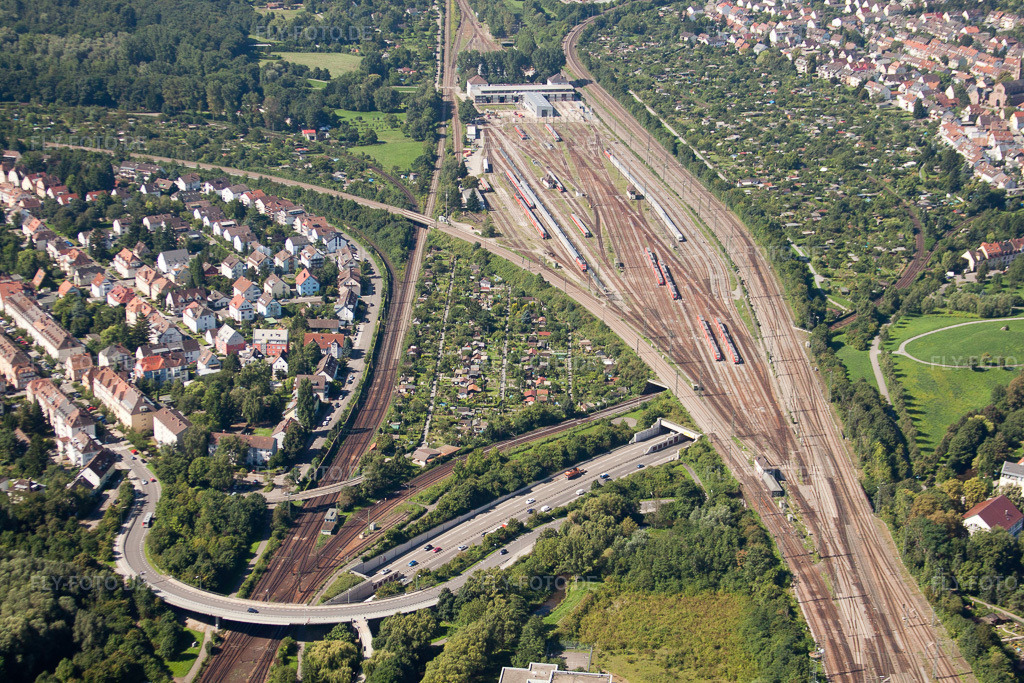Luftbild: Verlauf der Bahngleise über dem Edeltrud Tunnel der Südtangente die Straße B10 verläuft durch den Tunnel im Ortsteil Beiertheim - Bulach im Ortsteil Beiertheim-Bulach in Karlsruhe im Bundesland Baden-Württemberg in Deutschland. Foto: IMG_32028.jpg vom 20.08.2010 durch Werner Riehm/FLY-FOTO.de