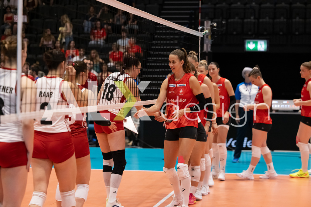 Austria v Switzerland - CEV European League Women | KRIENS, SWITZERLAND - JUNE 14: Handshake before the match at the CEV European League match between Austria and Switzerland at Pilatus Arena on June 14, 2026 in Kriens, Switzerland. - Realisiert mit Pictrs.com