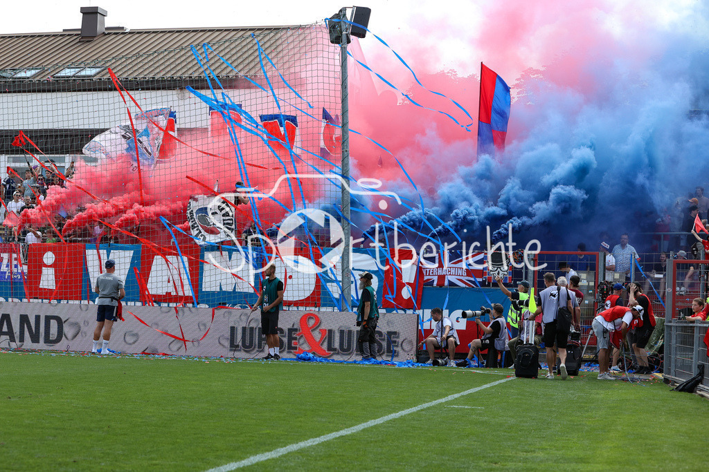 SpVgg Unterhaching - FC Ingolstadt | Auch die Hachinger FAns zuenden Pyrotechnik im Sportpark / Pyro / Ultras / Choreo