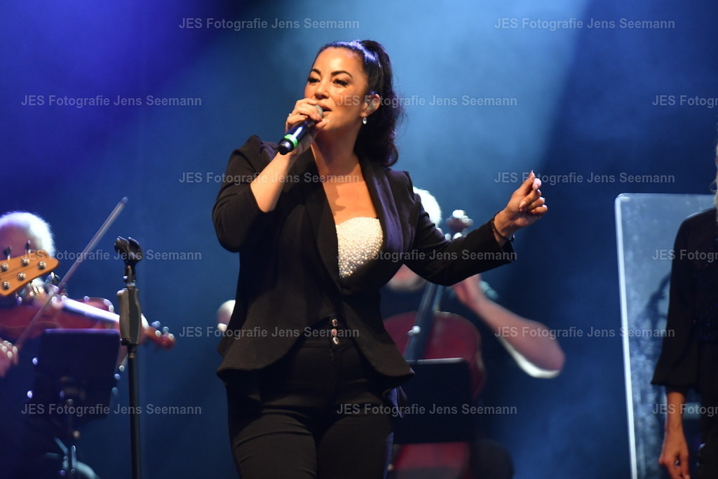 2026_Deborah Lee und the news_One Moment time Whitney Houston__0153 | Fotograf Jens Seemann - Realisiert mit Pictrs.com