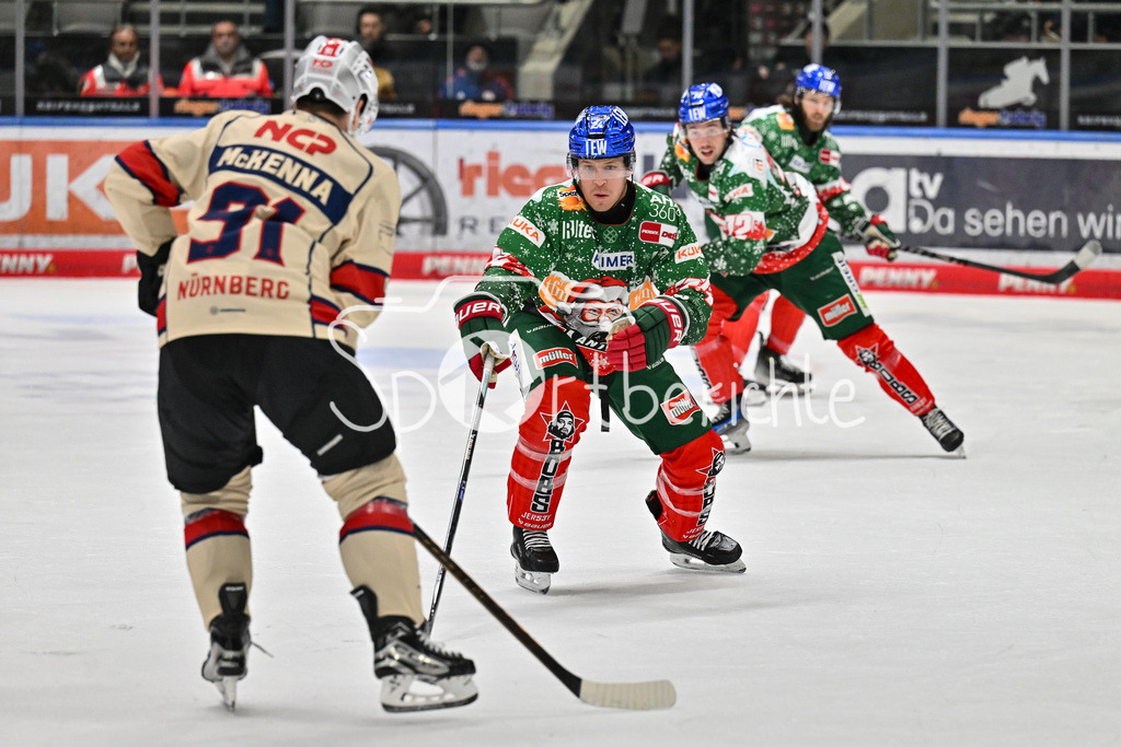 Augsburger Panther - Nürnberg Ice Tigers | in dieser Szene versucht T. J. TREVELYAN (Augsburger Panther #24) den Schuss von Jeremy McKENNA (Nürnberg Ice Tigers #91) zu blocken / DEL: Augsburger Panther - Nuernberg Ice Tigers, Curt Frenzel Stadion am 06.12.2024