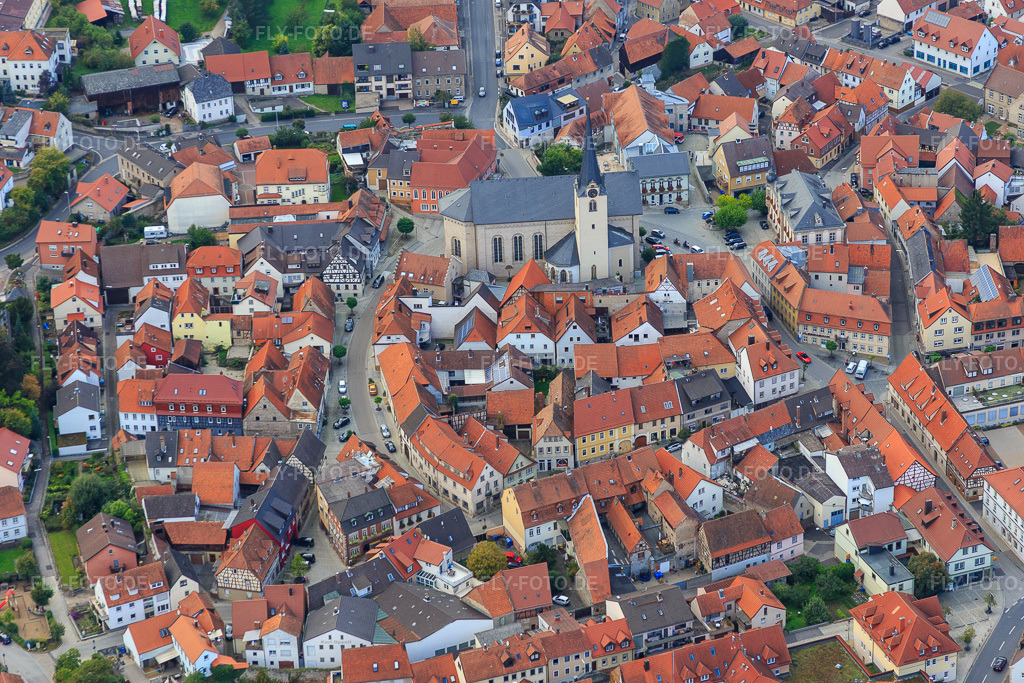 Luftbild: Kirche St. Michael und Johannes der Täufer am Marktplatz in Eltmann im Bundesland Bayern in Deutschland. – Foto: IMG_073815.jpg vom 27.09.2014 durch Werner Riehm/FLY-FOTO.de – Auflösung des Originals: 5472 x 3648 px – Menüpunkt öffnen/schließen