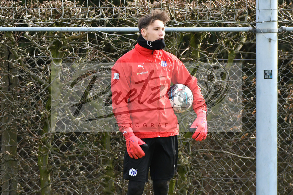 20200221_TRAOSN_0009 | Fussball, Herren: Torhueter Nils Koerber (VfL Osnabrueck) schaut waehrend der Trainingseinheit des VfL Osnabrueck im Sportpark Illoshoehe am 21.02.2020 in Osnabrueck, Deutschland. - Realisiert mit Pictrs.com