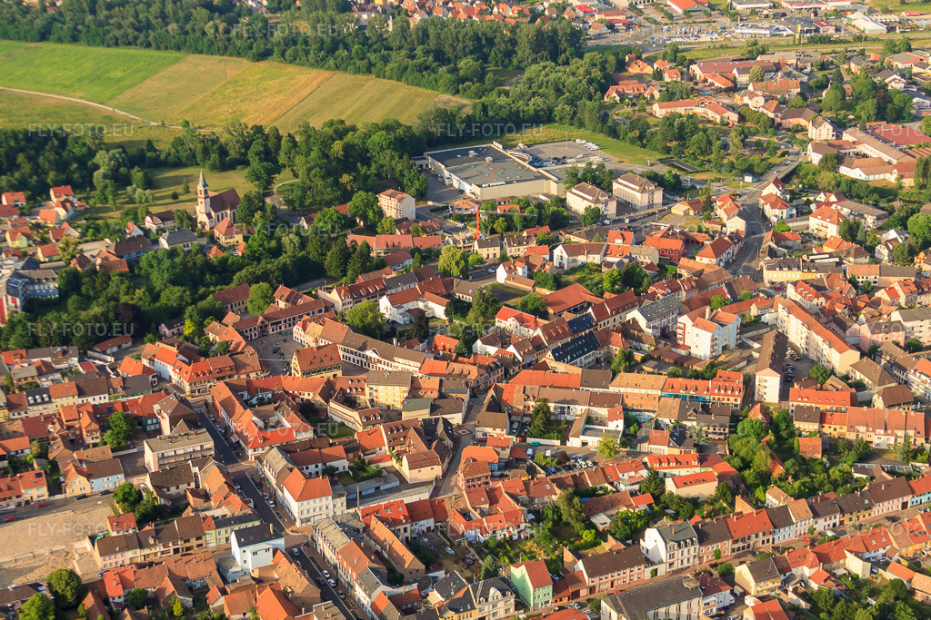 Vue aérienne: Rue des Charrons à Bischwiller dans le département Bas Rhin, France – .Photo: IMG_30422.jpg prise le 09/07/2010 par Werner Riehm/FLY-FOTO.eu – Résolution de l'original: 4320 x 2880 px