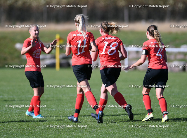 ulm | Fussball Verbandsliga Frauen 2020/2021 am 04.10.2020 in Musbach (Rasenplatz Musbach)SV Musbach - FV 09 NuertingenTorjubel bei den Spielerinnen des SV Musbach, Kathrin Herbstreuth (li), Jessica Exner (mi), Allissa Maier (2.v.r.) und Kapitaenin Theresa Graf (re, alle Musbach)FOTO: ULMER Pressebildagentur / Moritz LissxxNOxMODELxRELEASExx