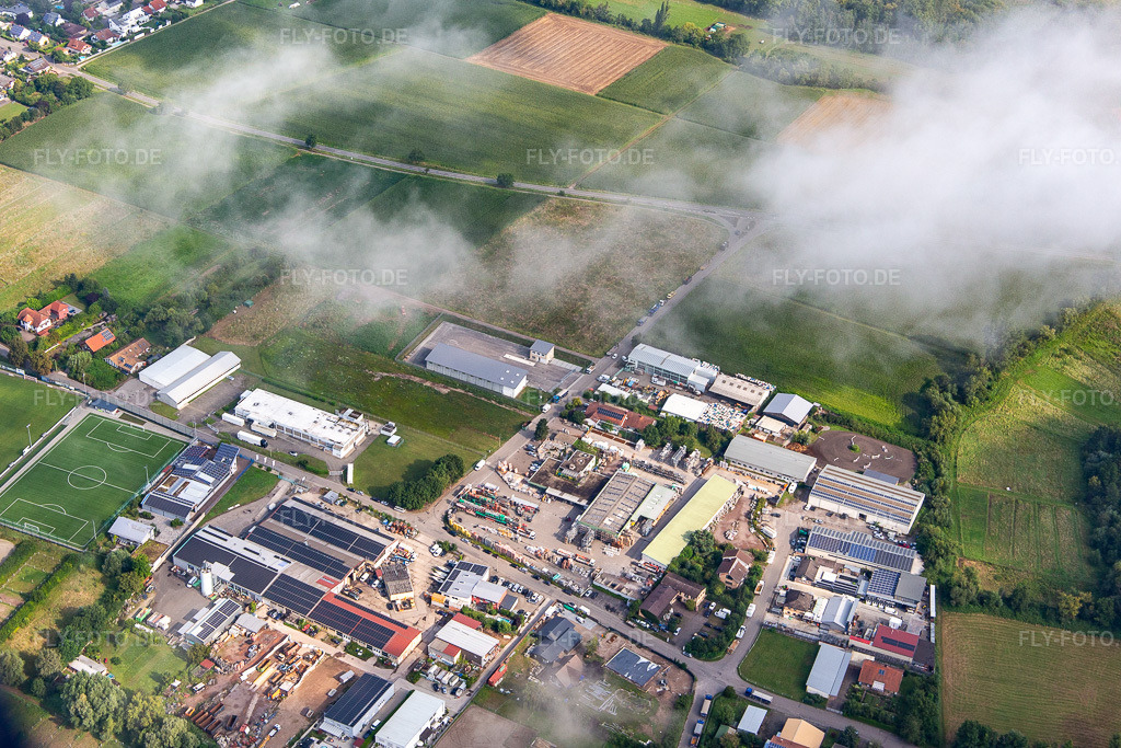 Luftbild: Gewerbegebiet Industriestraße unter Wolken im Ortsteil Billigheim in Billigheim-Ingenheim im Bundesland Rheinland-Pfalz in Deutschland. Foto: IMG_143018.jpg vom 03.08.2024 durch Werner Riehm/FLY-FOTO.de