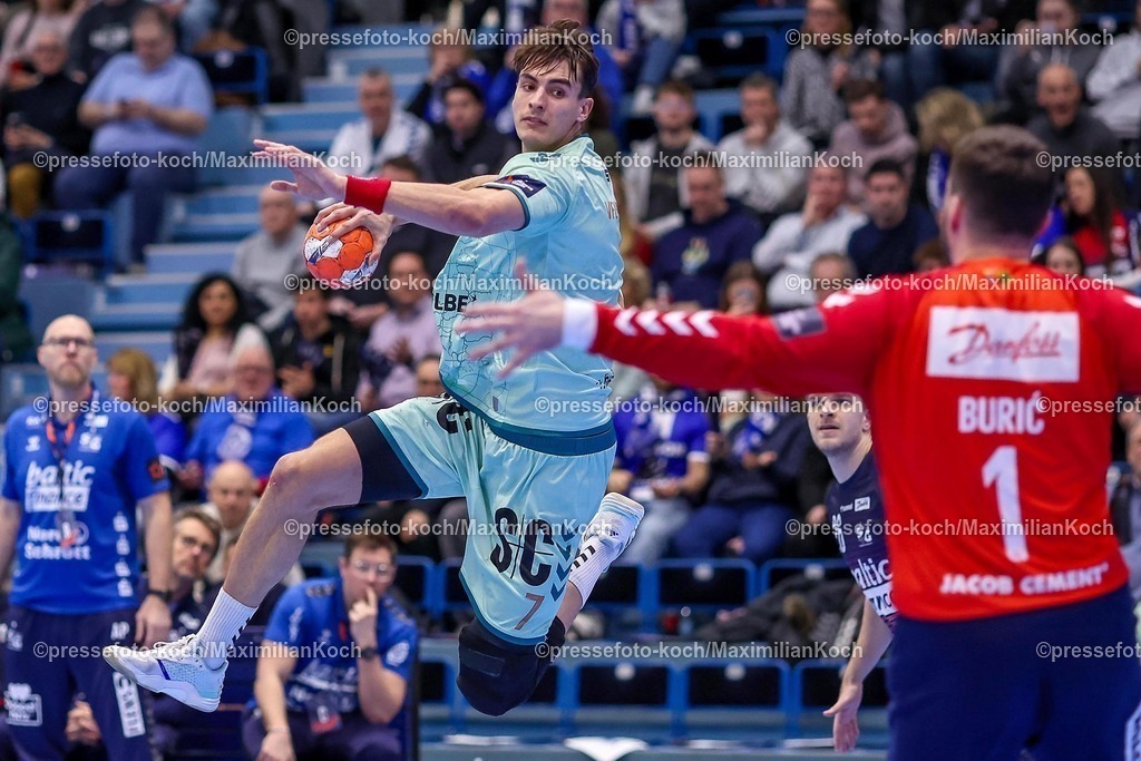 Gum11022501046 | 11.02.2025, Handball, European League - Hauptrunde Gruppe IV, VfL Gummersbach - SG Flensburg-Handewitt, Schwalbe-Arena: Julian Köster (GUM #7) wirft den Ball auf das Tor von Torhüter Benjamin Buric (Flensburg-Handewitt #1)