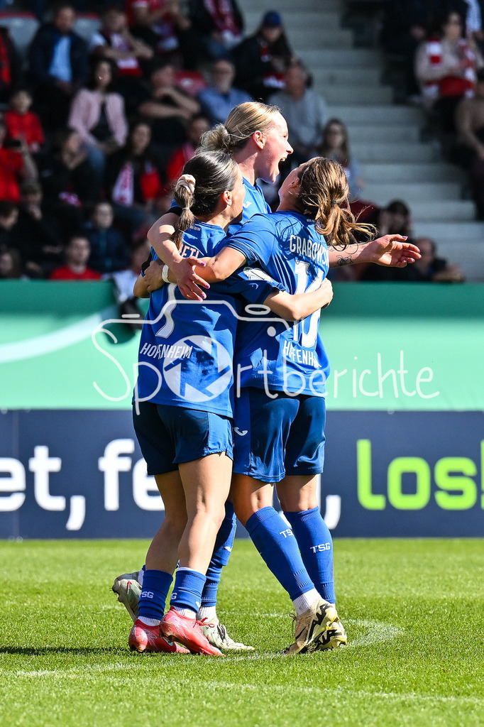 FC Bayern München - TSG 1899 Hoffenheim | Jubel der Hoffenheimerinnen nach dem Treffer zum 0-2 durch Feli Petra DELACAUW (TSG Hoffeneheim Frauen 24) / Tor / Torschuetze / Freude / Happy / Frauen DFB Pokal: FC Bayern Muenchen - TSG 1899 Hoffenheim, FC Bayern Campus am 22.03.2025