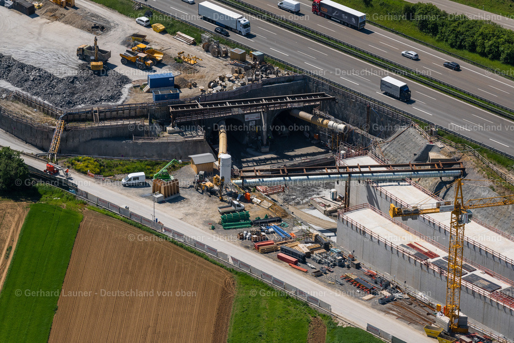 4045647 | STUTTGART 31.05.2021 Baustelle mit Tunnelführungsarbeiten für die Streckenführung und den Verlauf " Flughafentunnel " parallel zum Verlauf der Autobahn BAB A8 im Ortsteil Plieningen in Stuttgart im Bundesland Baden-Württemberg, Deutschland. Weiterführende Informationen bei: GBI Gackstatter Beratende Ingenieure GmbH,  Max Bögl Bauservice GmbH & Co. KG,  Vössing Ingenieurgesellschaft mbH. // Construction site with tunneling work for the route and the "airport tunnel" course parallel to the course of the A8 motorway in the Plieningen district of Stuttgart in the state Baden-Wuerttemberg, Germany. Further information at: GBI Gackstatter Beratende Ingenieure GmbH,  Max Boegl Bauservice GmbH & Co. KG,  Voessing Ingenieurgesellschaft mbH. Foto: Gerhard Launer