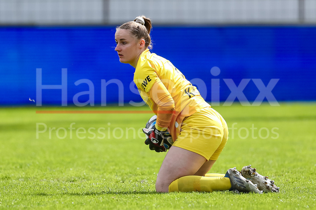 Fussball, 2. Frauen-Bundesliga, SV Meppen - SC Sand | v.li.: Laura Sieger (Torhüterin, Torwart, SV Meppen, 1) am Ball, Freisteller, Einzelbild, Ganzkörper, Aktion, Action, Spielszene, DIE DFB-RICHTLINIEN UNTERSAGEN JEGLICHE NUTZUNG VON FOTOS ALS SEQUENZBILDER UND/ODER VIDEOÄHNLICHE FOTOSTRECKEN. DFB REGULATIONS PROHIBIT ANY USE OF PHOTOGRAPHS AS IMAGE SEQUENCES AND/OR QUASI-VIDEO.