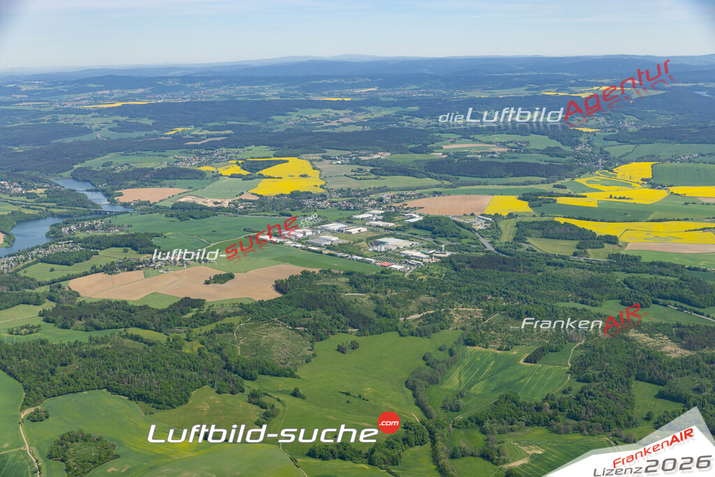 Die Luftaufnahme Kleinfriesen - Plauen wurde 2022 vom Flugzeug aus (keine Drohne) erstellt. Hohe Auflösung -für große Poster und Wandbilder geeignet - Garantiert!