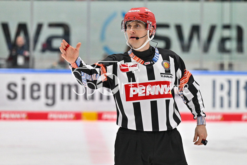 Augsburger Panther - Adler Mannheim | Im Bild ein Schiedsrichter / Sondertrikot / DEL / Klimawoche / Nachhaltigkeit / DEL: Augsburger Panther - Adler Mannheim, Curt Frenzel Stadion am 16.02.2025