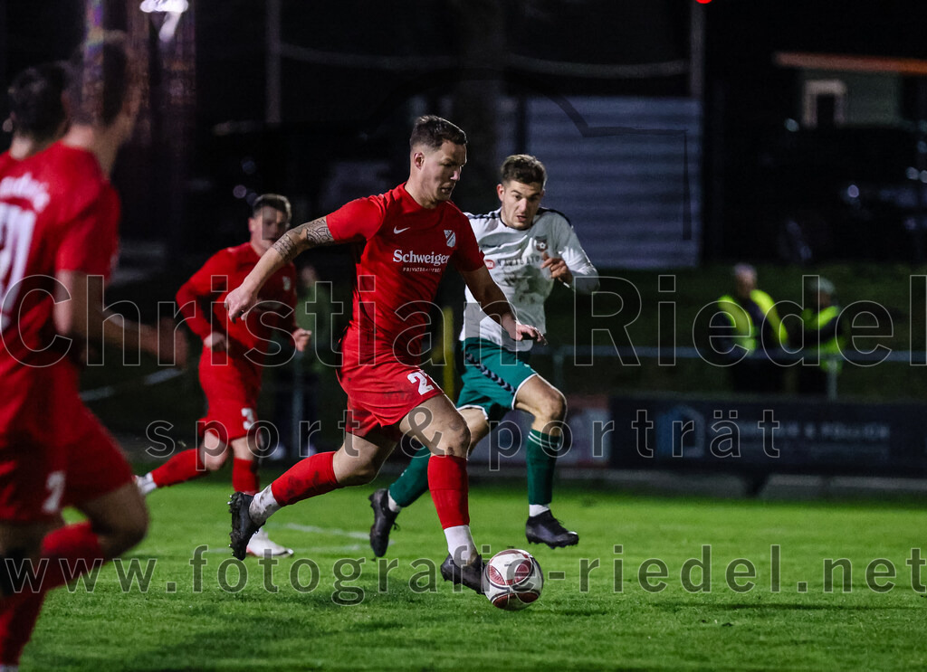2024-03-28_056_FC_Schwaig_gegen_VfB_Forstinning | Oberding, Deutschland, 28.03.2024:
Fußball, Landesliga Südost 2023 / 2024, 27. Spieltag, FC Schwaig gegen VfB Forstinning, Endergebnis: 2:1

Florian Pflügler (VfB Forstinning, #27), Raffael Ascher (FC Schwaig, #9)

Foto: Christian Riedel / fotografie-riedel.net