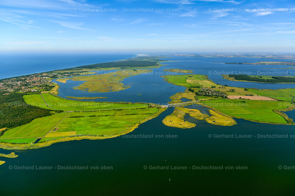 3638242 | Große Kirr, Nationalpark Vorpommersche Bodenlandschft, ZINGST 25.08.2016 Straßen- Brückenbauwerk " Meiningenbrücke " in Zingst an der Ostseeküste im Bundesland Mecklenburg-Vorpommern, Deutschland.