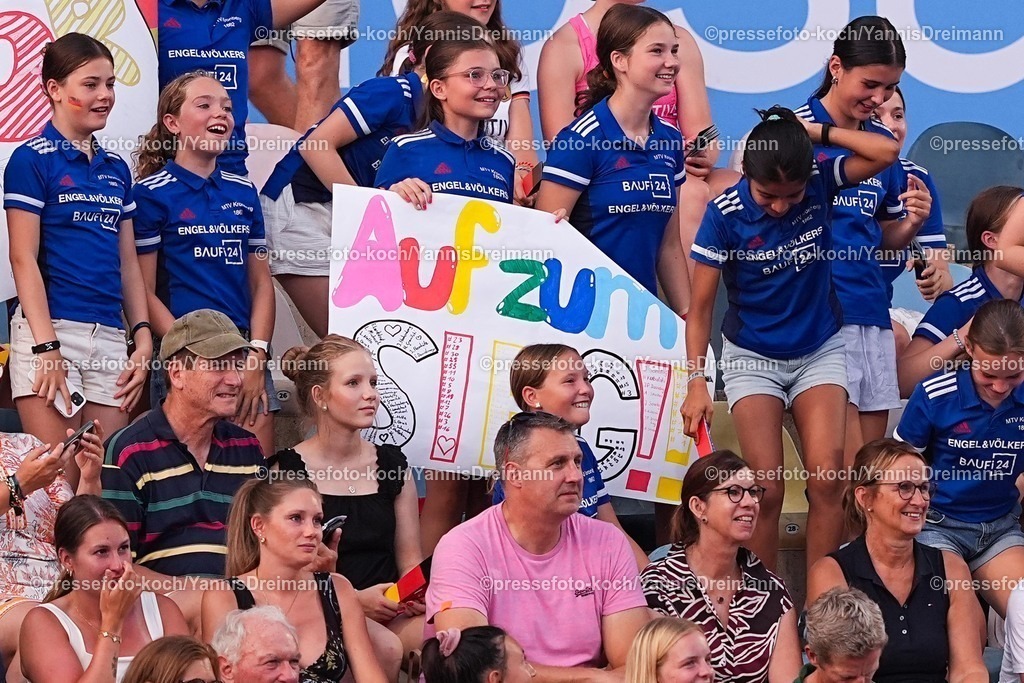 xydrx13082504059 | 13.08.2025, xydrx, Frauen EuroHockey Championship 2025, Gruppenphase, Gruppe B, Irland - Deutschland, Sparkassenpark Mönchengladbach: Kinder halten ein Plakat hoch mit der Aufschrift: auf zum Sieg!
