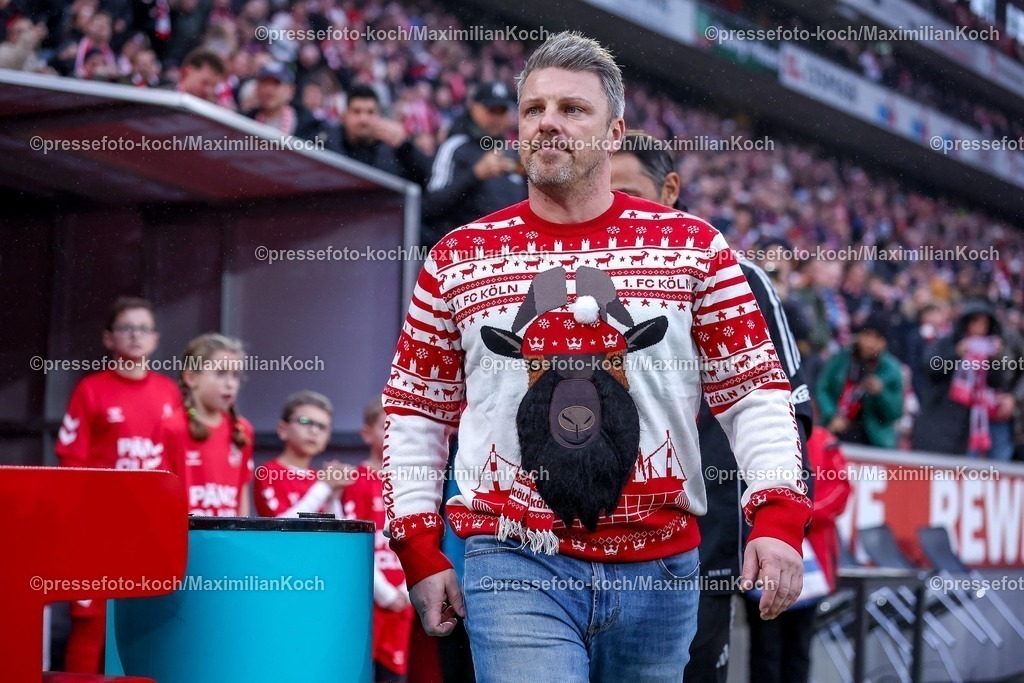 1FC20122501013 | 20.12.2025, Fußball, 1. FC Köln - FC Union Berlin, 1. Fußball Bundesliga, 15. Spieltag, RheinEnergie-STADION, Saison 2025 2026: Cheftrainer Lukas Kwasniok (1FC Koeln #hc) mit Weihnachtspullover Pulli Weihnachtspulli Hennes Maskottchen DFB regulations prohibit any use of photographs as image sequences and or quasi-video.