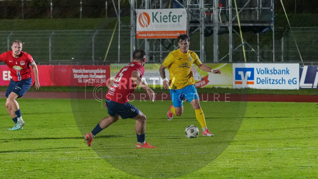 Fußball, Herren, Saison 2025/2026, Regionalliga Nordost, 12. Spieltag, FC Eilenburg vs. FSV 63 Luckenwalde, Freitag 17.10.2025, Ilburgstadion Eilenburg, | Fußball, Herren, Saison 2025/2026, Regionalliga Nordost, 12. Spieltag, FC Eilenburg vs. FSV 63 Luckenwalde, Freitag 17.10.2025, Ilburgstadion Eilenburg, Im Bild: Adrian Jarosch (l. Eilenburg) und Matthew Meier (r. Luckenwalde) - Realisiert mit Pictrs.com