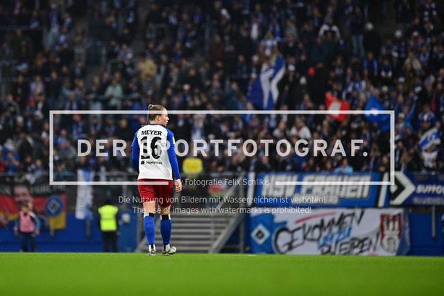 Fußball I Frauen I Saison 2025-2026 I Bundesliga I 10. Spieltag I Hamburger SV - 1. FC Nürnberg I 45459 | Einzelfoto, Freisteller, Einzelbild, Cut-out, isoliertes Motiv, Sportaufnahme, Nahaufnahme, freigestellt, freigestellte Aufnahme, Aufnahme, Einzeln: Christin Martina Ingrid Meyer (16, Hamburger SV) im hintergrund die fans und die Nordkurve Hamburger SV Frauen - Realisiert mit Pictrs.com