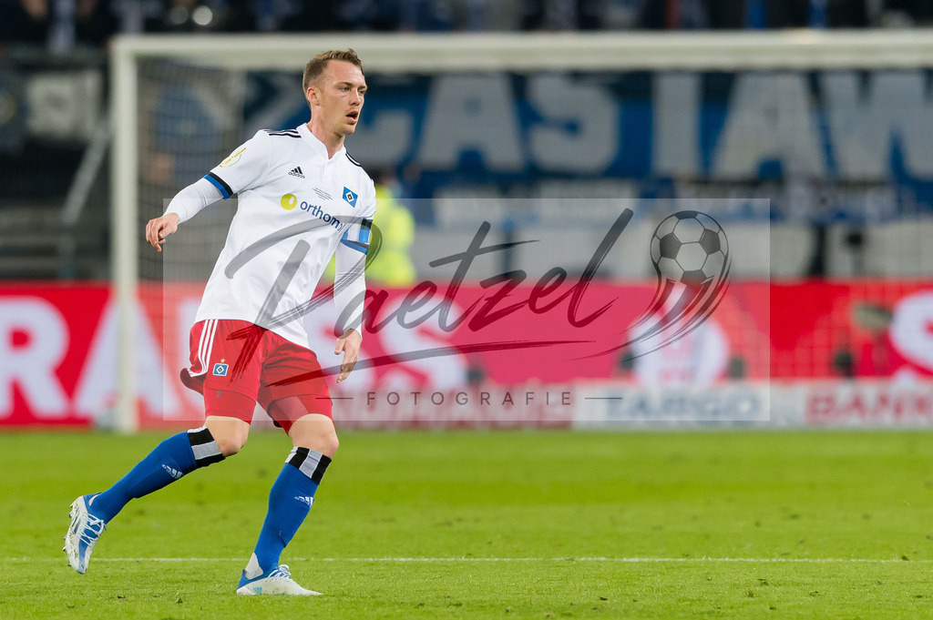 HSVSCF20220419_317 | Fussball, Herren: Sebastian Schonlau (Hamburger SV) schaut beim DFB-Pokal-Halbfinalspiel zwischen Hamburger SV und SC Freiburg im Volksparkstadion am 19.04.2022 in Hamburg, Deutschland.DFB / DFL REGULATIONS PROHIBIT ANY USE OF PHOTOGRAPHS AS IMAGE SEQUENCES AND/OR QUASI-VIDEO. - Realisiert mit Pictrs.com