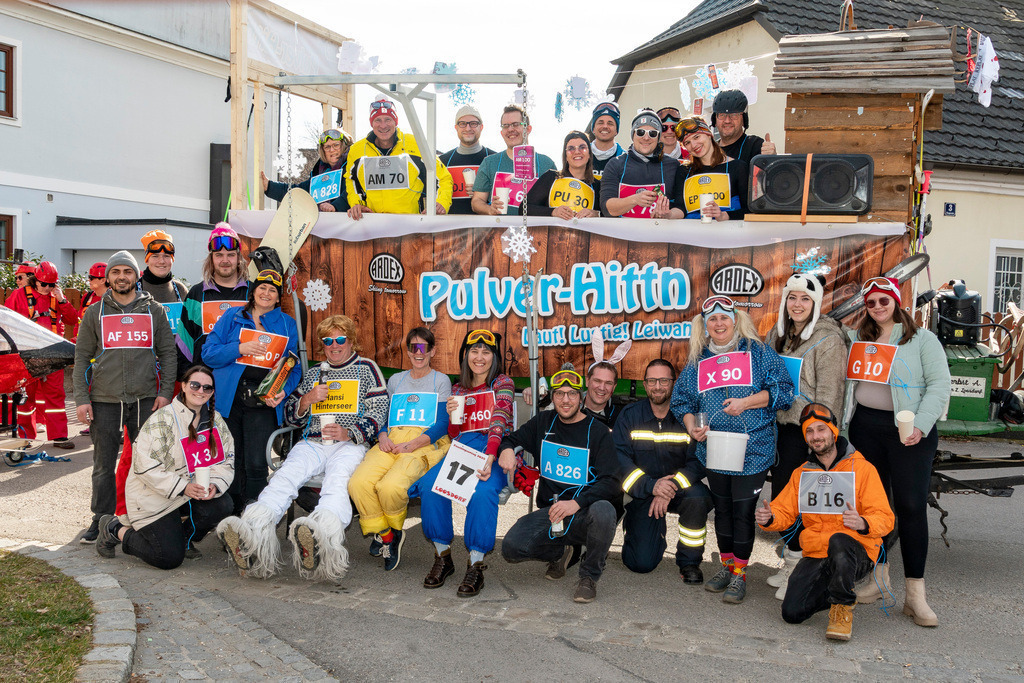 Umzug2025-026_8866 | Fotostrecke: FASCHINGSUMZUG 2025 in Loosdorf. 22 Masken(gruppen)-Teilnehmer: Loosdorfer Vereine, Wirtschaftstreibende, Gemeindeabordnungen sowie Kreditinstitute. rund 700 Besucher entlang der Hauptstrasse. Veranstaltungs-Sicherung durch Mannschaft der FF-Loosdorf mit schwerem Gerät. Maskenprämierung am EKZ-Platz durch Bgm. Thomas Vasku in den Kategorien: Bester Festwagen (Fa. gkonzept-Groissenberger; Beste Personengruppe-ASK-Loosdorf; Beste Einzelperson; Weiteste Anreise-FF Schollach;