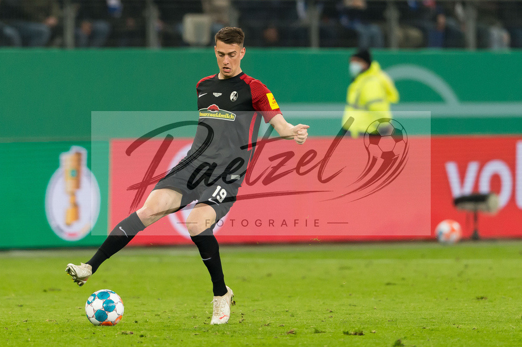 HSVSCF20220419_190 | Fussball, Herren: Janik Haberer (SC Freiburg) in Aktion, am Ball, Einzelaktion beim DFB-Pokal-Halbfinalspiel zwischen Hamburger SV und SC Freiburg im Volksparkstadion am 19.04.2022 in Hamburg, Deutschland.DFB / DFL REGULATIONS PROHIBIT ANY USE OF PHOTOGRAPHS AS IMAGE SEQUENCES AND/OR QUASI-VIDEO. - Realisiert mit Pictrs.com