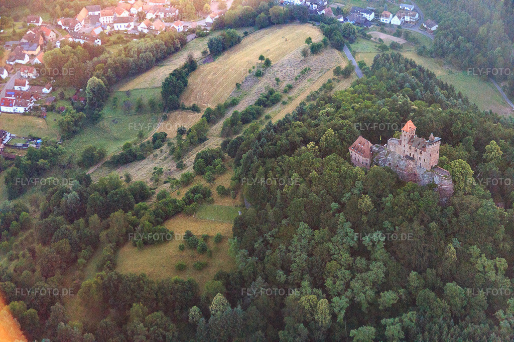 Luftbild: Burg Berwartstein von Süden in Erlenbach bei Dahn im Bundesland Rheinland-Pfalz in Deutschland. Foto: IMG_091552.jpg vom 10.07.2016 durch Werner Riehm/FLY-FOTO.deBURGBERWARTSTEIN.DE