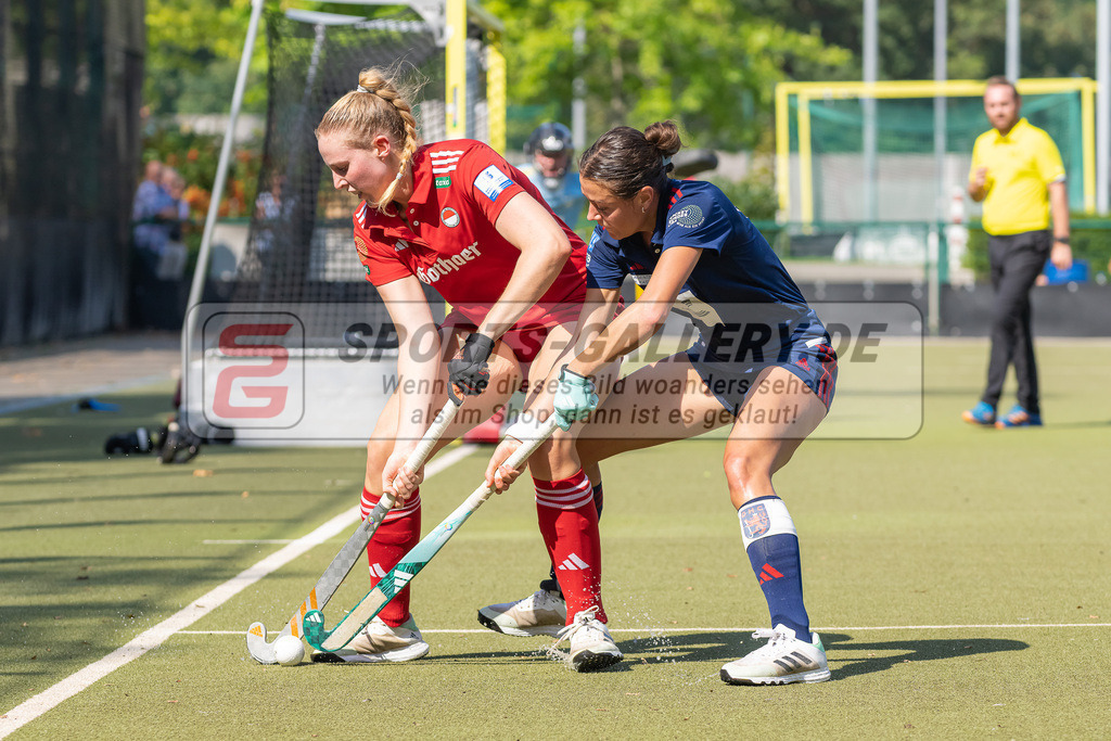 HK_20230910_104009 | 1.Bundesliga Damen Düsseldorfer HC - Rot-Weiss köln  am 10.9.2023 DHC, Düsseldorf , Anna Küskes ( Rot-Weiss Köln #25 ) , Selin Oruz ( Düsseldorfer HC #14 )