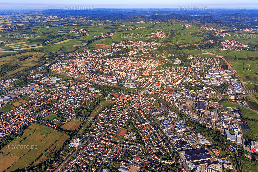 Stadtübersicht beiderseits der Bahnlinie aus Nordosten | Luftbild: Stadtübersicht beiderseits der Bahnlinie aus Nordosten im Ortsteil Queichheim in Landau im Bundesland Rheinland-Pfalz in Deutschland. Foto: IMG_007813.jpg vom 21.06.2020 durch Werner Riehm/FLY-FOTO.de - Realisiert mit Pictrs.com