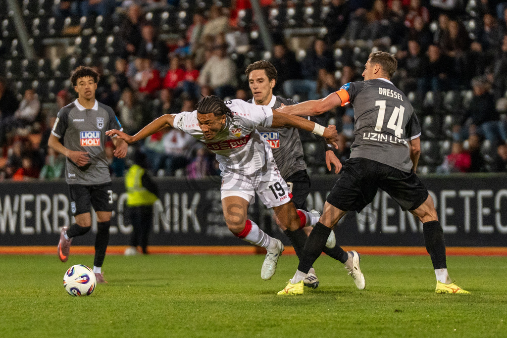 VfB Stuttgart II vs. SSV Ulm 1846 Fussball, Fussball, 3. Liga, 32. Spieltag, 08.04.2026 | Zweikampf zwischen Kenny Fressle (VfB Stuttgart II, #19) und Dennis Dressel (SSV Ulm 1846 Fussball, #14),VfB Stuttgart II vs. SSV Ulm 1846 Fussball, Fussball, 3. Liga, 32. Spieltag, 08.04.2026DFB regulations prohibit any use of photographs as image sequences and/or quasi-video