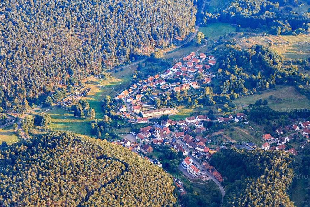 Luftbild: Dorfansicht im Tal des Pfälzerwalds aus Norden in Spirkelbach im Bundesland Rheinland-Pfalz in Deutschland. Foto: IMG_084156.jpg vom 29.08.2015 durch Werner Riehm/FLY-FOTO.de
