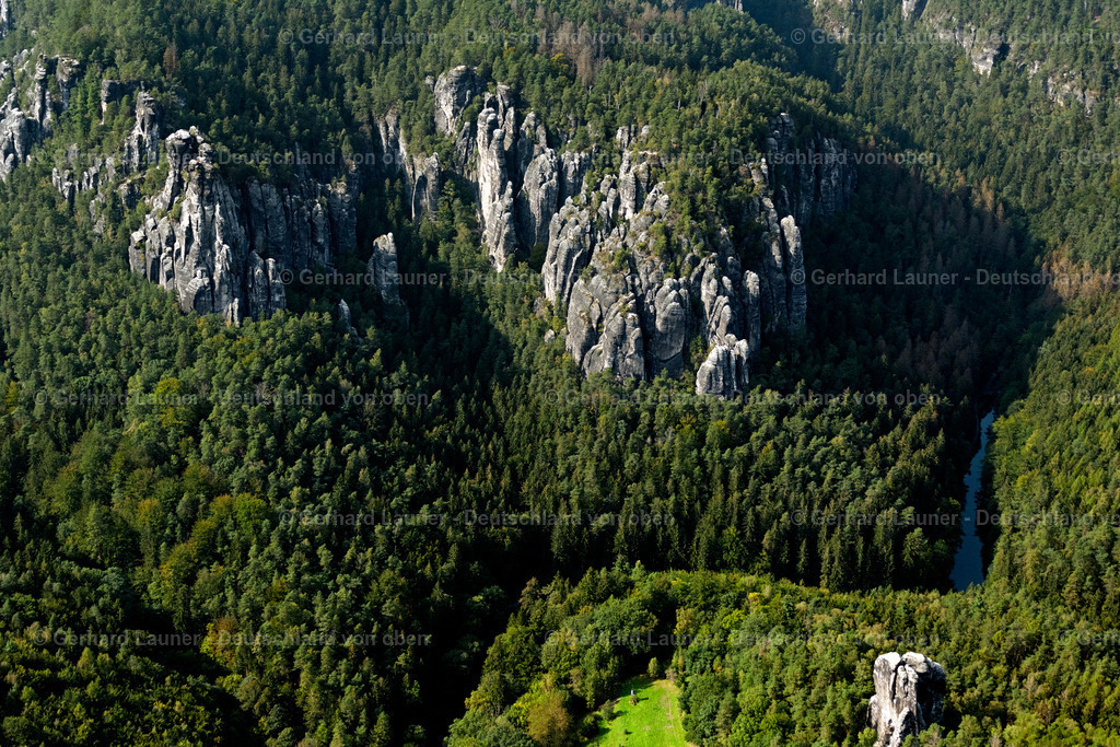 4060734 | RATHEN 07.09.2021 Die Bastei ist eine Felsformation mit Aussichtsplattform in der Sächsischen Schweiz auf dem rechten Ufer der Elbe zwischen dem Kurort Rathen und Stadt Wehlen. Sie zählt zu den meistbesuchten Touristenattraktionen der Sächsischen Schweiz. Von der Bastei fällt das schmale Felsriff über 194 m steil zur Elbe ab. Sie bietet eine weite Aussicht ins Elbtal und über das Elbsandsteingebirge. // The tower is a rock formation with a viewing platform in the Saxon Switzerland on the right bank of the Elbe between the city and Rathen Wehlen. It is one of the most visited tourist attractions in the Saxon Switzerland. From the bastion falls from the narrow rocky reef about 194 meters steeply to the river Elbe. It offers a wide view over the Elbe and the Elbe Sandstone Mountains. Foto: Gerhard Launer