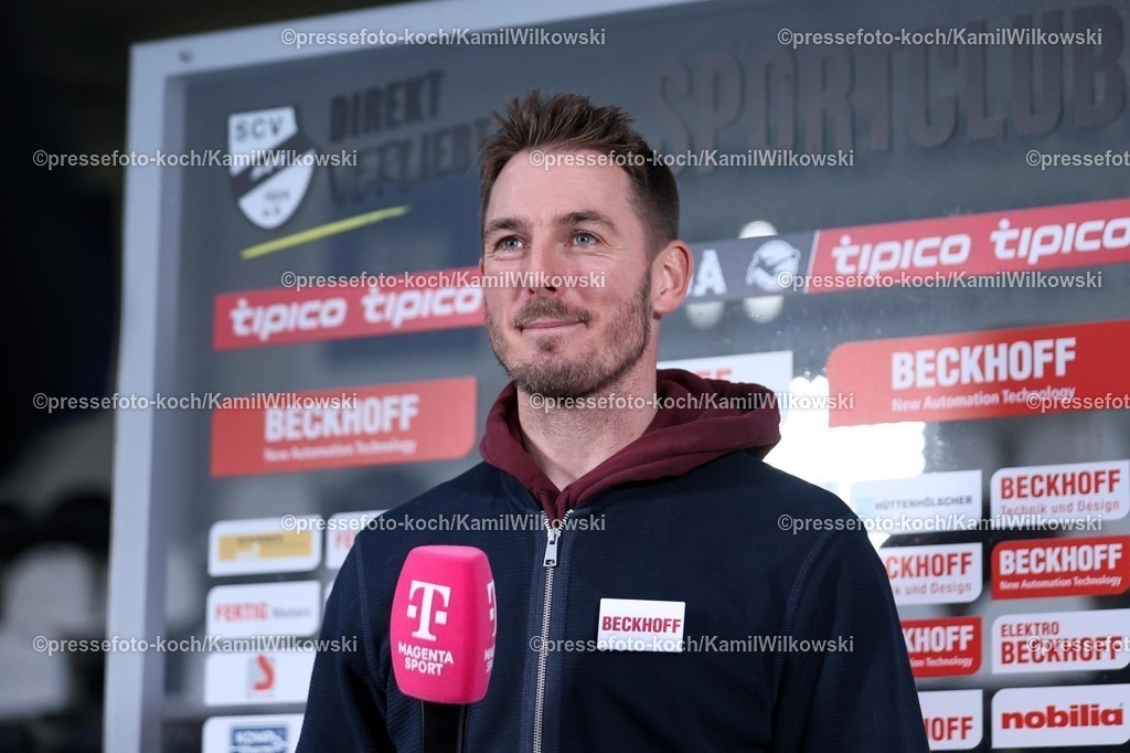 xKWIx13122501005 | 13.12.2025, xKWIx, Fußball, 3. Liga, SC Verl - Rot-Weiss Essen, SPORTCLUB Arena: Tobias Strobl (SC Verl Cheftrainer) im Interview Photo: xKamilxWilkowskixPressefotoKochx