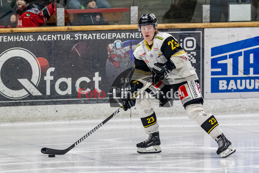 TSV Peißenberg Miners vs EA Schongau Mammuts | Eishockey Bayernliga 2023/2024, TSV Peißenberg Miners vs EA Schongau Mammuts, 20231215,
Ville SALORANTA (Mammuts 23) in Aktion,
2023-12-15 in Peißenberg (Eisstadion)
23 Ville SALORANTA (Mammuts 23)
Copyright: WolfgangxLindner foto-lindner.de
