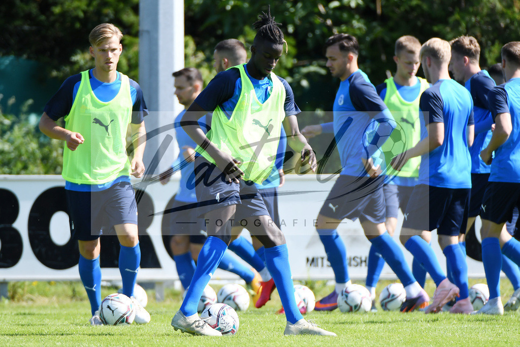 TRASFL20200713_0031 | Fussball, Herren: Testspieler Moulaye N´Diaya in Aktion, am Ball, Einzelaktion bei der Trainingseinheit von SF Lotte im Sportpark am Lotter Kreuz am 13.07.2020 in Lotte, Deutschland. - Realisiert mit Pictrs.com