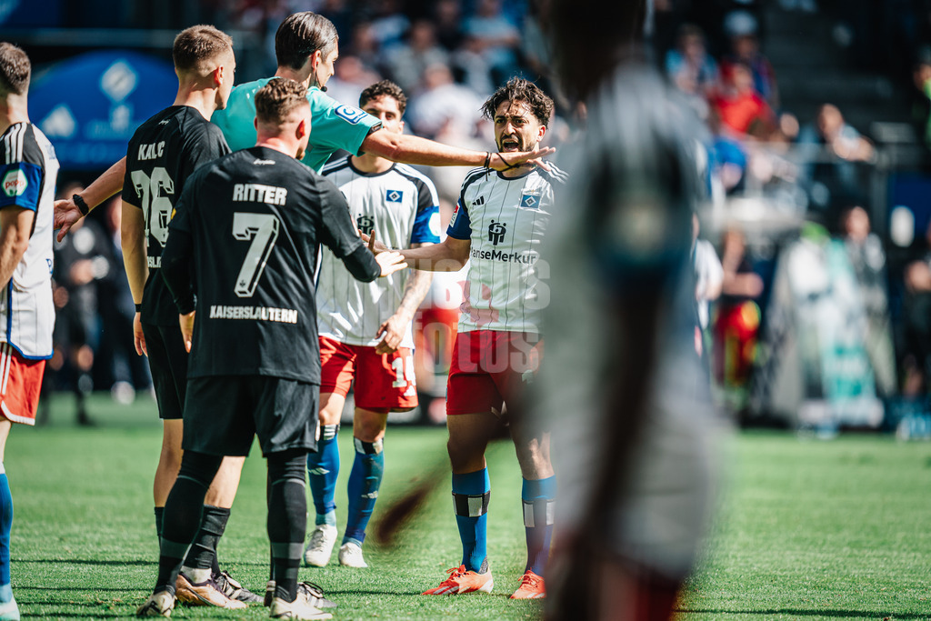Fußball | Männer | Saison 2023/2024 | 2. Fußball-Bundesliga | 28. Spieltag | Hamburger SV vs. 1. FC Kaiserslautern | 06.04.2024 | wortgefecht zwischen Immanuel Pherai (#10, HSV) und Marlon Ritter (#7, 1. FC Kaiserslautern)
