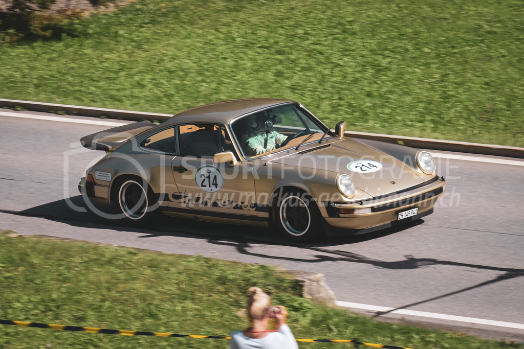 21. Arosa ClassicCar 2025 - 6. =September= 2025 | Christoph Kniestedt aus Kilchberg (SUI) in einem Porsche 911 Carerra 3.0 aus dem Jahre 1976 mit Startnummer 214 am Arosa ClassicCar 2025 in der Kategorie Classic Trophy..@arosaclassiccar, @arosa.official, #arosaclassiccar, #arosa, #76curves, #classiccarBild: Sportfotografie Markus Aeschimann | www.markus-aeschimann.ch - Realisiert mit Pictrs.com