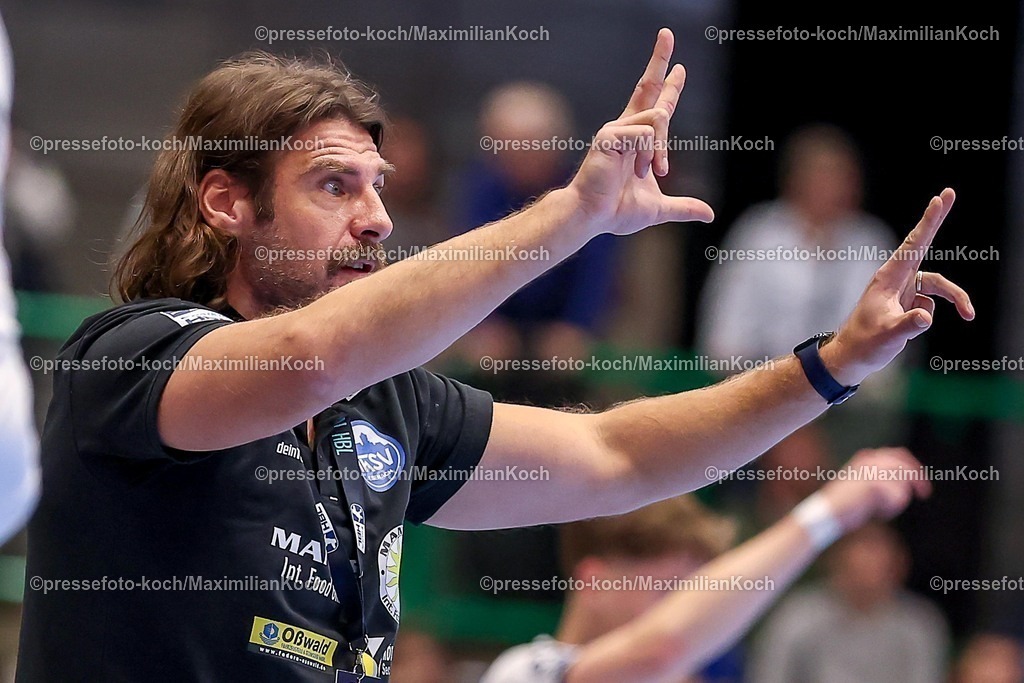 BHC11122501079 | 11.12.2025, Handball, HBL, Bergischer HC - ThSV Eisenach, Unihalle Wuppertal: Sebastian Hinze (Eisenach #hc) gestikulierend am Spielfeldrand  