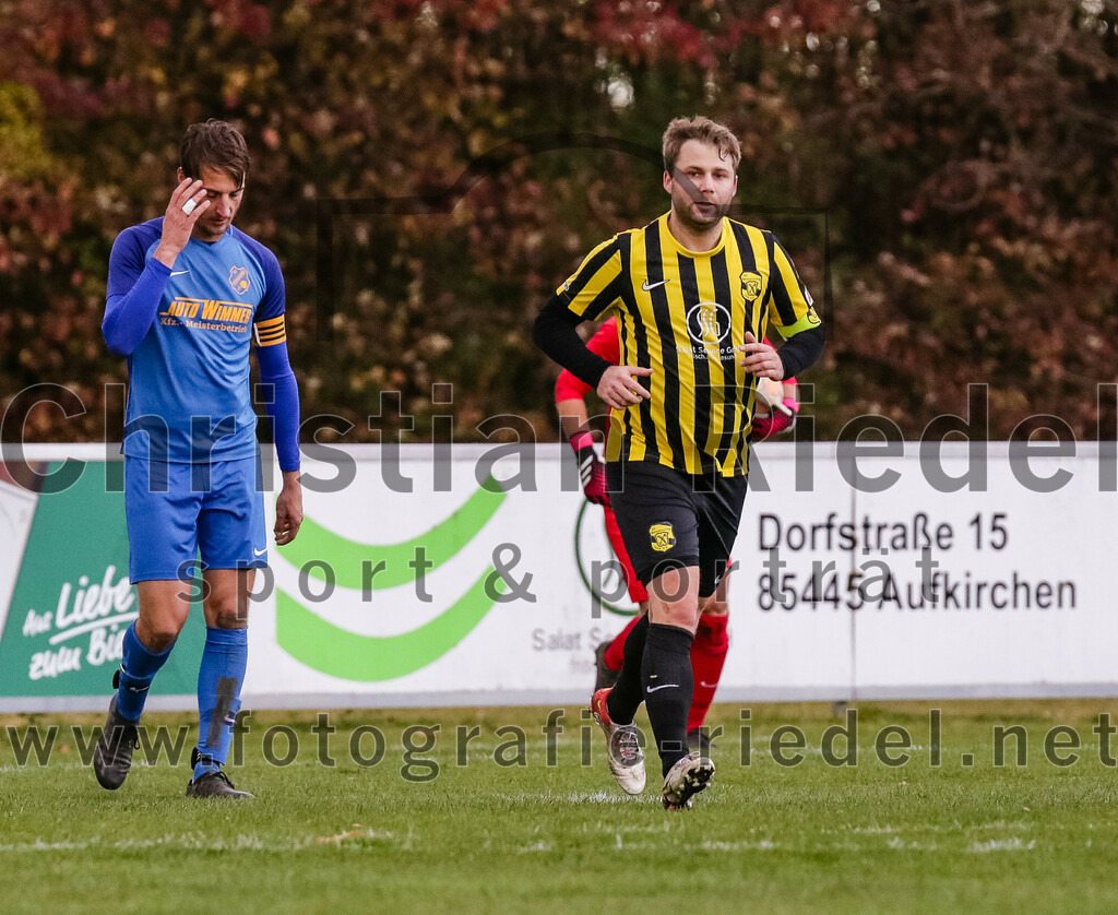 2023-11-11_034_FC_Moosinning_gegen_TSV_Peterskirchen | Moosinning, Deutschland, 11.11.2023:
Fußball, Bezirksliga Oberbayern Ost 2023 / 2024, 17. Spieltag, FC Moosinning gegen TSV Peterskirchen, Endergebnis: 5:0

Markus Schauberger (TSV Peterskirchen, #5), Peter Werndl (FC Moosinning, #9)

Foto: Christian Riedel / fotografie-riedel.net
