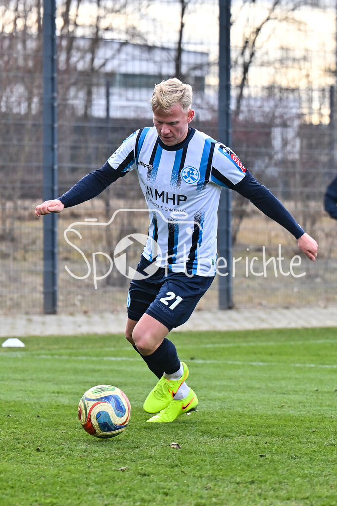 FC Bayern Amateure - Stuttgarter Kickers | MUNICH, GERMANY - 07. FEBRUARY: am Ball Per LOCKL (Stuttgarter Kickers 21) / Einzelfoto / Freisteller während dem Testspiel zwischen den Amateuren des FC Bayern und den Stuttgarter Kickers am FC Bayern Campus