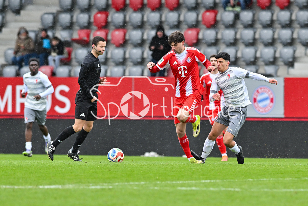 FC Bayern München - Berliner Athletik Klub | MUNICH, GERMANY - 21. FEBRUARY: im Duell Roko MIJATOVIC (FC Bayern München U19 12) und Eren BADEM (Berliner AK U19 8) während dem Spiel zwischen der U19 des FC Bayern München und der U19 des Berliner Athletik Klubs am 3. Spieltag der DFB-U19 Nachwuchsliga am FC Bayern Campus