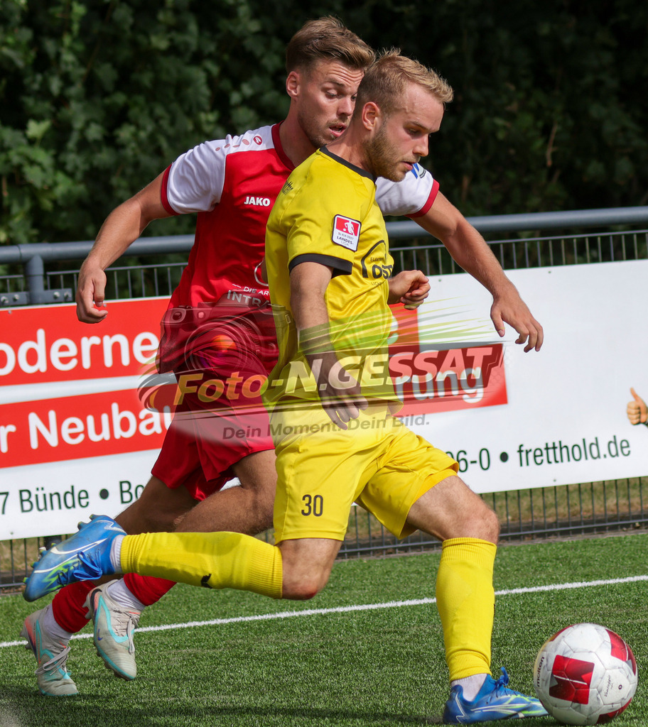 FC RW Kirchlengern - SuS Bad Westernkotten | Auf dem Bild zu sehen: Rot FC RW Kirchlengern: Jarno Kassebaum ; gelb SuS Bad Westernkotten: Jan PennerFC RW Kirchlengern, SuS Bad Westernkotten, Saison 26/27, Westfalenliga, Kirchlengern, Deutschland - Realisiert mit Pictrs.com