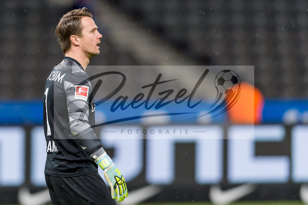 HERBOC20220204_257 | Fussball, Herren: Torwart Manuel Riemann (VfL Bochum) schaut bei dem Spiel der 1. Bundesliga zwischen Hertha BSC und VfL Bochum im Olypiastadion am 04.02.2022 in Berlin, Deutschland.DFB / DFL REGULATIONS PROHIBIT ANY USE OF PHOTOGRAPHS AS IMAGE SEQUENCES AND/OR QUASI-VIDEO. - Realisiert mit Pictrs.com