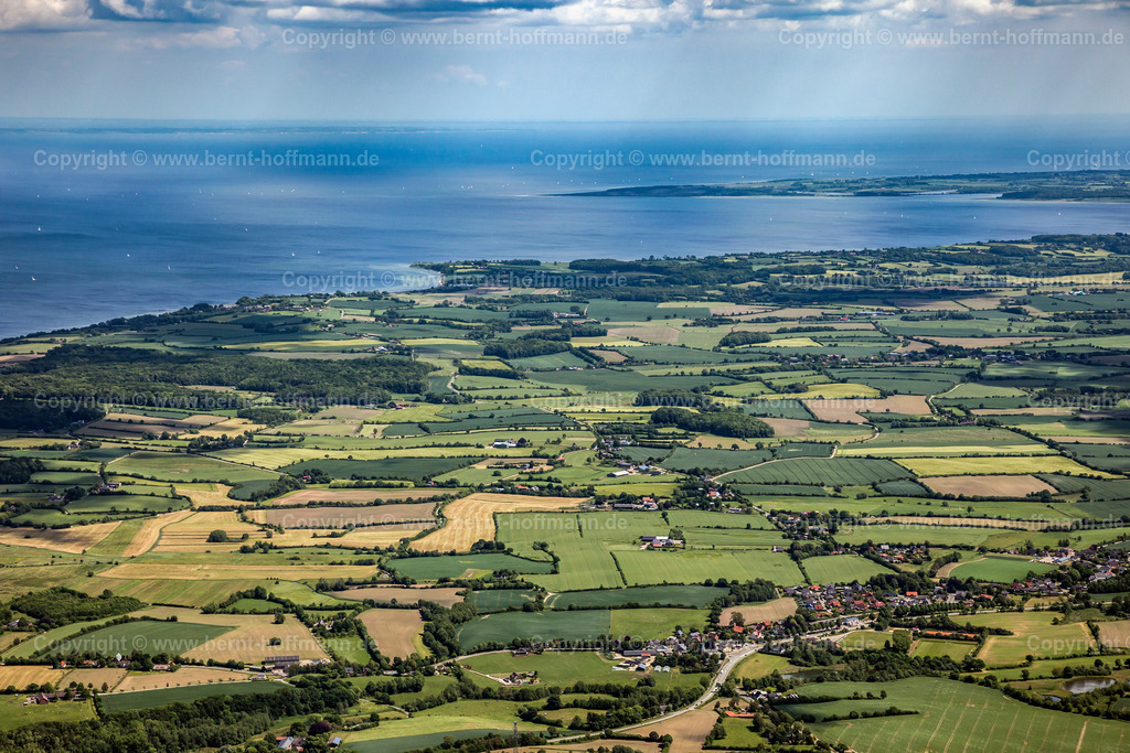 PLB_5528_Angeln_Streichmuehle_90x60 | Luftbild, Landschaft Angeln bei Streichmühle, Blick zur Ostsee, Flensburger Förde, mit Wolken und Wolkenschatten - Realisiert mit Pictrs.com