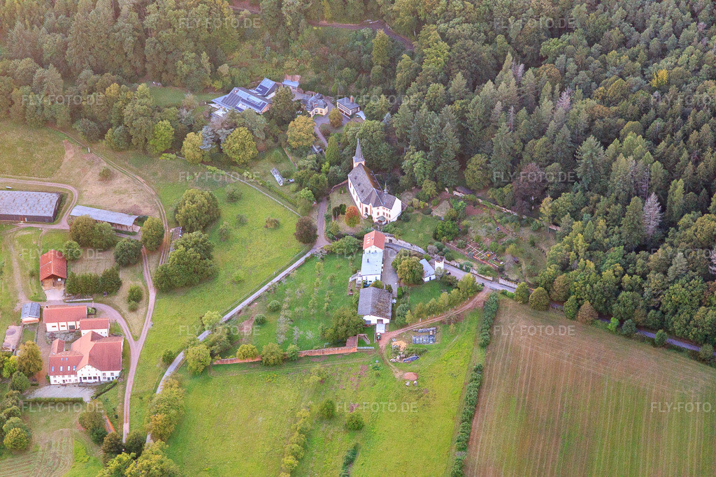Luftbild: Kirche und Refugium St. Gangolf GmbH in Mettlach im Bundesland Saarland in Deutschland. – Foto: IMG_149583.jpg vom 05.09.2025 durch Werner Riehm/FLY-FOTO.de – Auflösung des Originals: 5472 x 3648 px – St. Gangolf