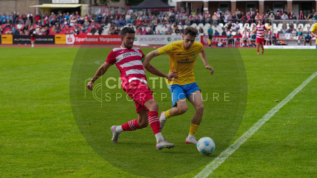 Fußball, Herren, Saison 2025/2026, Regionalliga Nordost, 9. Spieltag, Greifswalder FC vs. FSV 63 Luckenwalde, Sonntag 21.09.2025, Volksstadion Greifswald, | Fußball, Herren, Saison 2025/2026, Regionalliga Nordost, 9. Spieltag, Greifswalder FC vs. FSV 63 Luckenwalde, Sonntag 21.09.2025, Volksstadion Greifswald, Im Bild: Mike Egelseder (l. Greifswald) und Tim Maciejewski (r. Luckenwalde) - Realisiert mit Pictrs.com