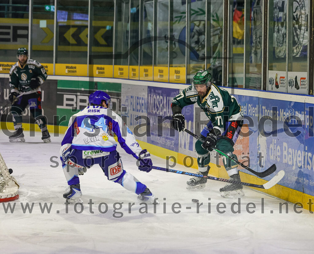 2026-01-23_029_TSV_Erding_gegen_SC_Riessersee | Erding, Deutschland, 23.01.2026:Eishockey, Oberliga Süd 2025 / 2026, 40. Spieltag, TSV Erding gegen SC Riessersee, Endergebnis: 6:5 n.V.Charles Risk (SC Riessersee, #44), Philipp Michl (Erding Gladiators, #77)Foto: Christian Riedel / fotografie-riedel.net