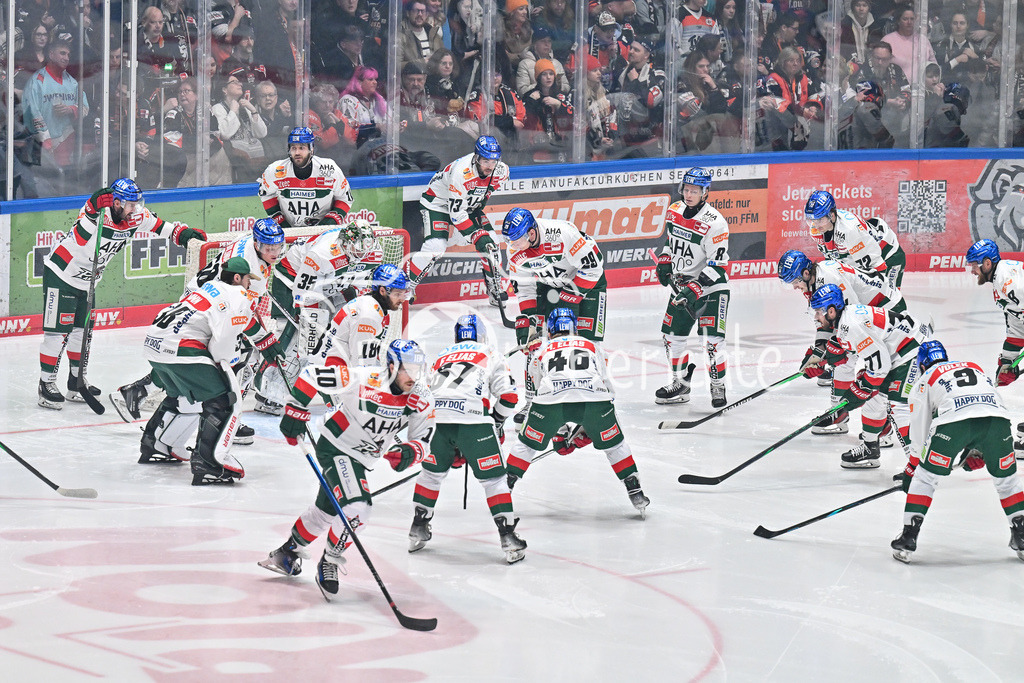 Löwen Frankfurt -Augsburger Panther | Die Augsburger Panther motivieren sich nochmal vor der Partie / DEL: Loewen Frankfurt - Augsburger Panther, Eissporthalle Frankfurt am 14.02.2025